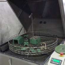 Lavage en machine des composants contre les traces d'huile